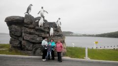 Памятник с пингвинами возле океанариума. Фото автораНа  краю земли  город “нашенский”