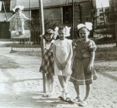 Иногда в игру дочки-матери Елена Яковлева (на фото в центре) приглашала свою младшую сестру Евгению (на качелях).Наши приключения во дворе