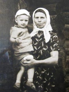 Вера Чайкова с младшим внуком Андреем Просвирновым. У своего дома в Коренце. Лето 1967 года.В объятиях бабушки