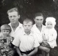 Алексей Бочков с женой Анной и детьми Любовью, Александром и Валентиной.Смех дочери — любимая симфония отца