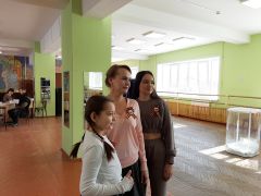 Алина Германовна Семенова с дочерьми во всем поддерживают главу семейства, который сейчас на СВО.Дружно, все вместе выбрали Президента Выборы-2024 
