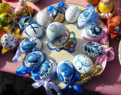 Работники фабрики школьного питания в 2011 году специально на конкурс привезли из Москвы страусиное яйцо и расписали его.В хмурый день согреет пасхальное чудо Пасхальные чудеса-2012 