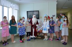 Дед Мороз со Снегурочкой из газеты «Грани» поздравили будущих мам в Перинатальном центре Новый год-2021 