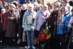 Родственники умерших чернобыльцев принесли на митинг их портреты.  Фото Марии СмирновойСквозь горечь полыни Чернобыльская АЭС Чернобыльская авария 
