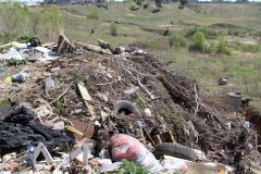 Ул. Южная: мусор так же на месте. Фото Марии СМИРНОВОЙОкружили! мусор в городе 
