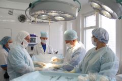 Наш фотограф снял хирурга Валериана Кузьмина (в центре) во время очередной операции.  Фото Марии СМИРНОВОЙВалериан КУЗЬМИН:  Счастье — любить работу и людей