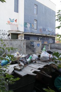 Фото Юрия НИКАНДРОВАСвалка у храма искусств мусор 