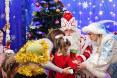 IMG_20230107_094842_789.jpgДед Мороз и Снегурочка из Чувашии поздравили детей в г. Торезе Новый год-2023 