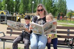 Кристина с детьми Ярославом и Аней. Они с интересом изучают газеты “Грани” и “Угадайка Грани”. Фото автораДля всей семьи