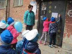 Дошколята детского сада 10 поздравили жителей микрорайона и ветеранов с Днем Победы