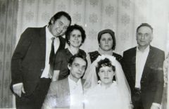 Иван Маркин с дочерью Надеждой (крайние справа на заднем плане) на свадьбе сына Геннадия.Смех дочери — любимая симфония отца