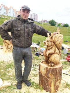 Александр ИВАНОВ из поселка КугесиИ оживает дерево в руках Территория культуры День Республики - 2023 