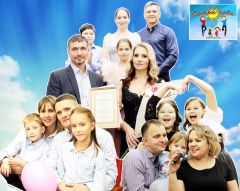 Слева - Ивановы, справа - Юрьевы, по центру - Яковлевы. Фото Екатерины ШВАРГИНОЙМир начинается с семьи Семья года-2022 