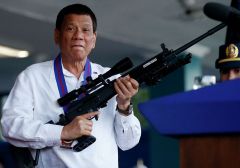Президент Филиппин Родриго Дутерте с винтовкой “Галиль”. Архивное фото. ria.ruНе бери и не давай Зона коррупции 