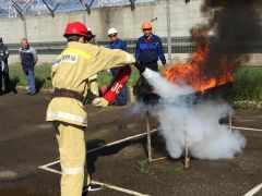 Тушение горящей жидкостиНа Чебоксарской ГЭС прошли соревнования пожарных-добровольцев РусГидро 