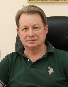 Валерий АНДРЕЕВ, директор АУ “Ельниковская роща”Почему вы читаете  газету “Грани”?