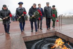 В День защитника Отечества Глава Чувашии возложил цветы к Монументу Славы