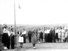 Лето 1955 года. Республиканский пионерский лагерь в Ельниковской школе. Дина Ивановна (слева) работала в лагере старшей пионервожатой.Педагогический талант и стойкость характера Почетный гражданин Новочебоксарска 
