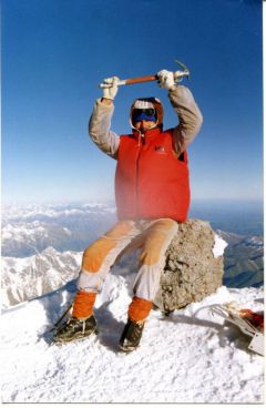 Флавьян Воронов на вершине Эльбруса.  Фото из личного архива70-летие отметил на вершине Эльбруса Иду на рекорд 