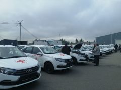  Районные больницы Чувашии получили новые легковые автомобили