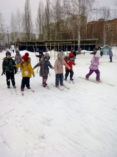 Юные лыжники из детского сада № 7.Зимний калейдоскоп в детских садах Дошколенок 