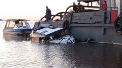 На месте столкновенияЧетыре человека погибли при столкновении катера с баржей в Чувашии Гибель 