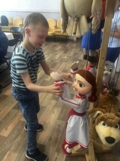 Волшебство в кукольном театре начинается еще за сценой, когда кукла оживает в глазах маленького артиста. Кукла творит чудеса