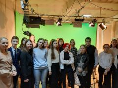 Воспитанники Школы юного журналиста в студии новостей Новочебоксарского кабельного телевидения.Мама, смотри меня по телевизору Школа-пресс Школа юного журналиста 