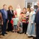 Владимир Викторов и Ольга Чепрасова поздравили многодетную семью с наступающим Новым годом