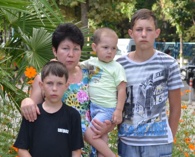 Артем, Андрей и Александр Артемьевы с мамой Альбиной Олеговной