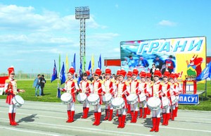 Юные барабанщицы на параде открытия.